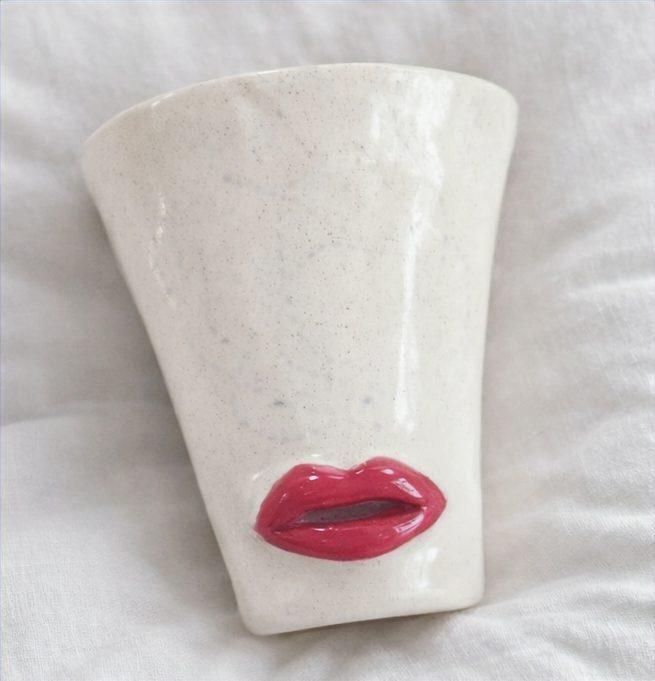 Handgeformter Kiss-me-Cup Becher mit rotem Kussmund